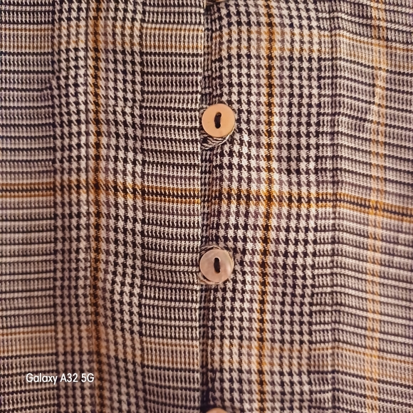 Tresics luxe Large Plaid Short Sleeved Button Up Blouse With Tied Sleeves - Picture 5 of 7